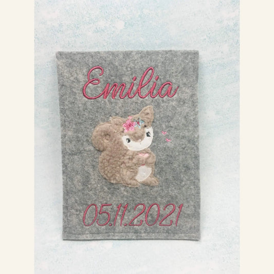 U-Hefthülle hellgrau meliert bestickt mit Eichhörnchen mit Name + Geburtsdatm