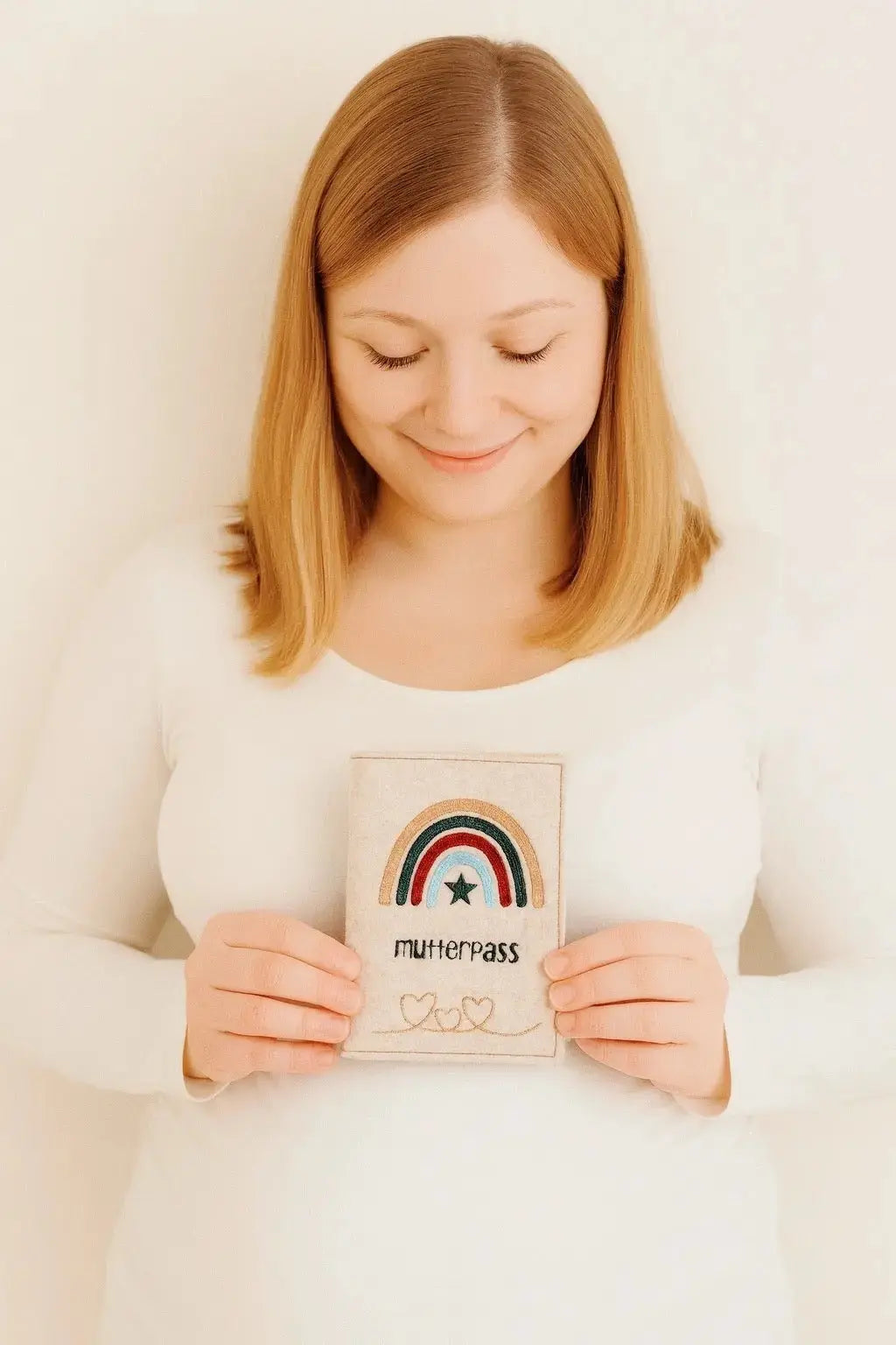 Mutterpasshülle Filz bestickt Regenbogen | Personalisiert mit Namen Mein Shop