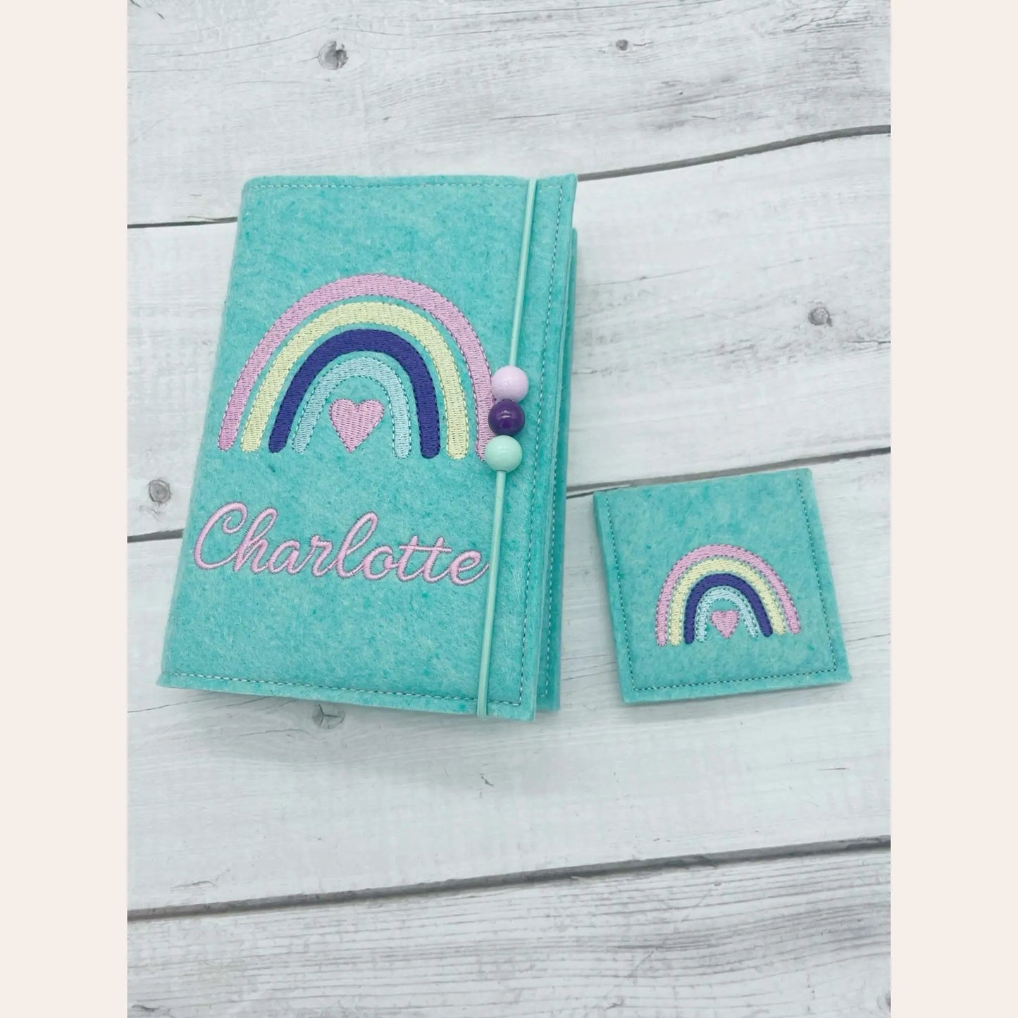 Gotteslobhülle und Rosenkranztasche bestickt mit Regenbogen in mint