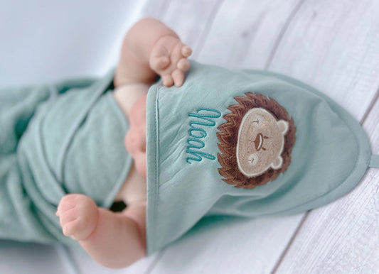 Personalisiertes Kapuzenbadetuch "Löwe" mit Name Froillein Winter