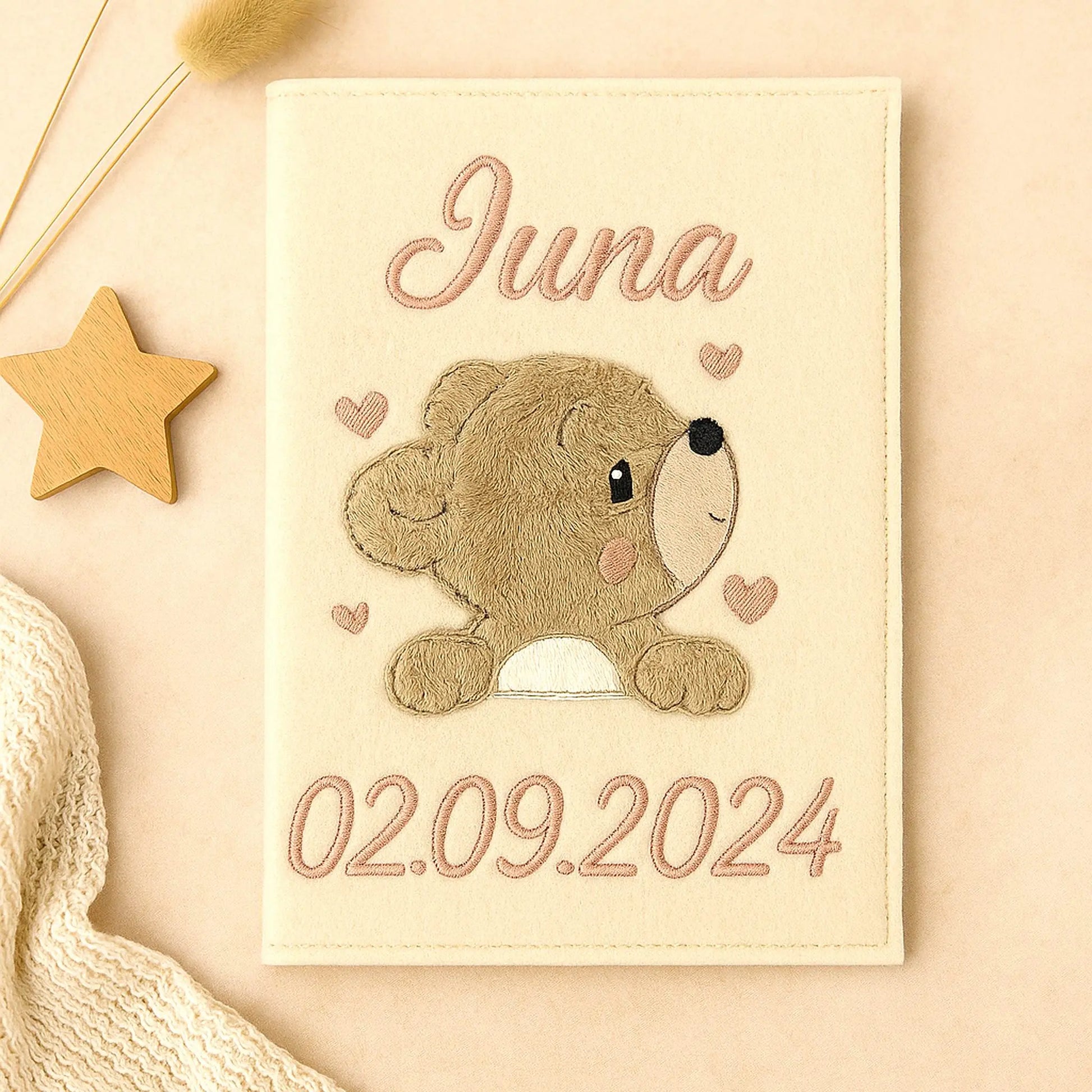 Untersuchungsheft Einband bestickt mit Name, Geburtsdatum und Motiv Bär