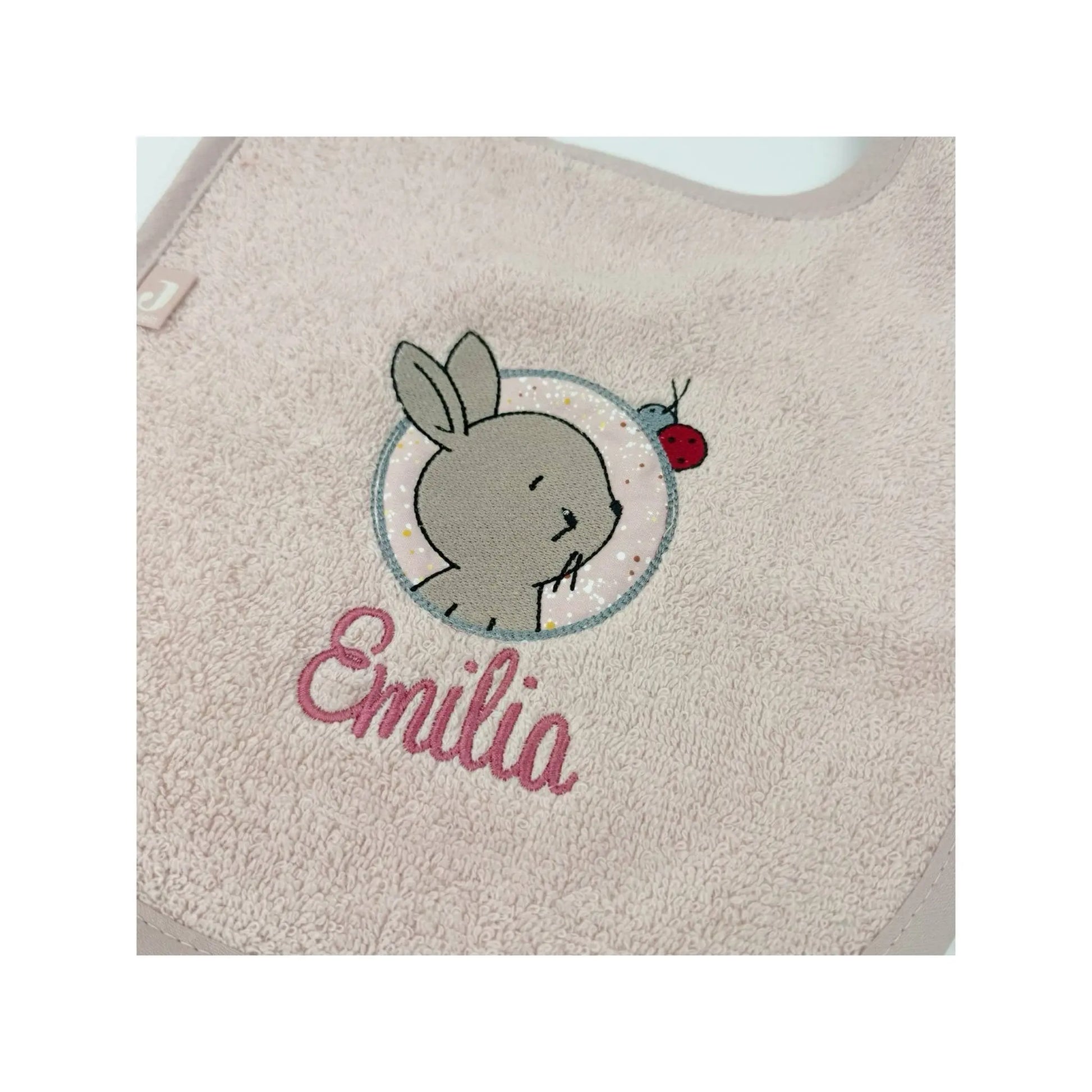 Detail Bestickung Lätzchen altrosa mit Hase und Käfer