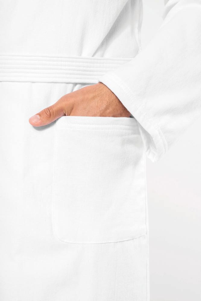 Hand in Seitentasche bei Bademantel in weiß