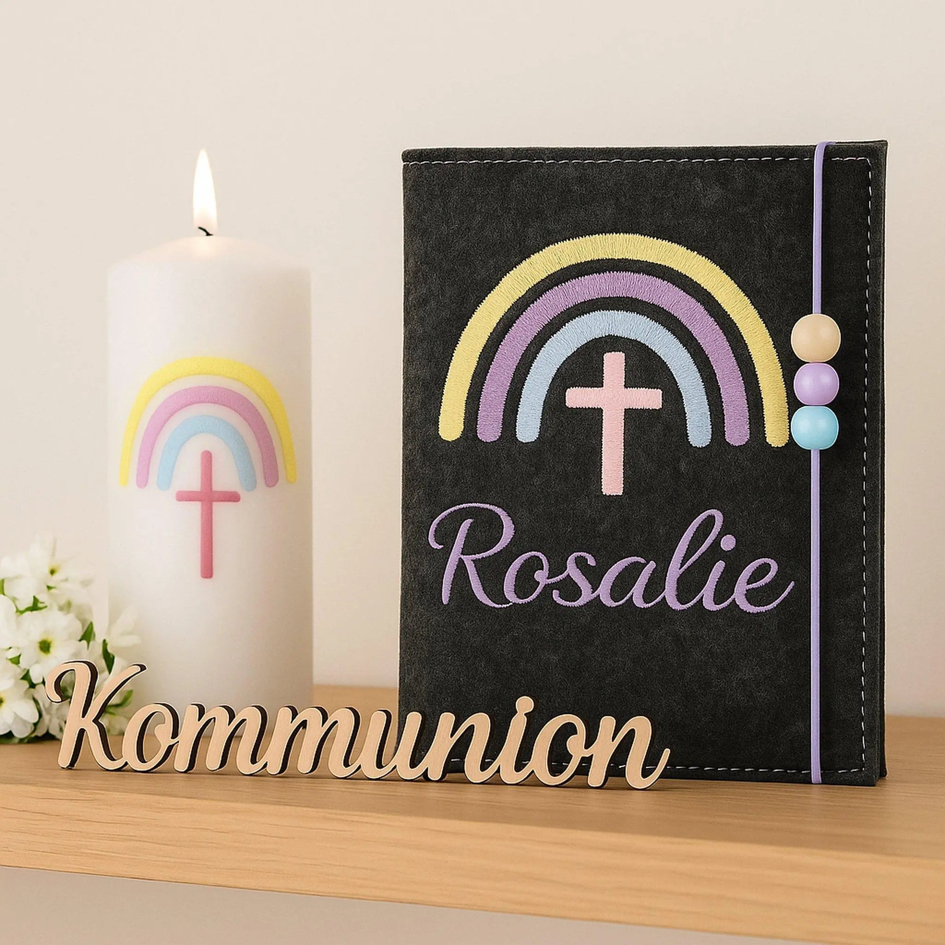 Gotteslobhülle mit Regenbogen bestickt und passende Kerze