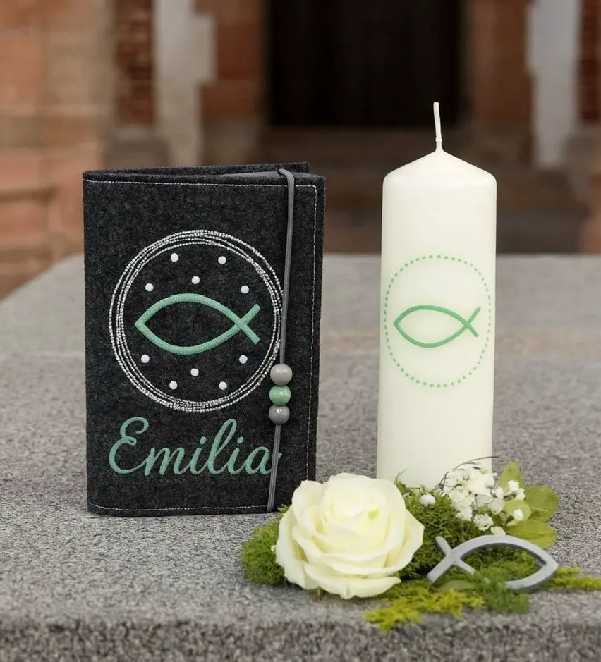 Dunkelgraue Filz Gotteslobhülle bestickt und personalisiert mit Kommunionkerze