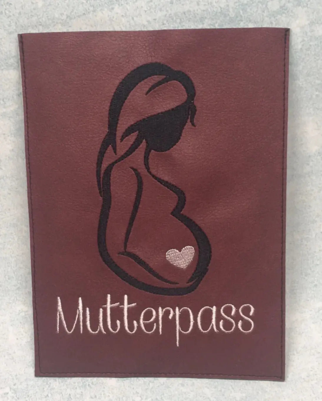 Mutterpasshülle personalisiert mit Schwangerschafts-Silhouette – Kunstleder, bestickt Mein Shop
