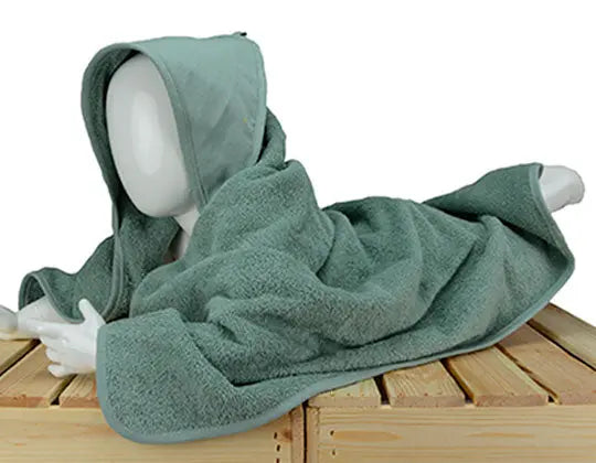 Individuell besticktes Babyhandtuch mit Namen, Geschenkidee für Geburt und Taufe in old-green