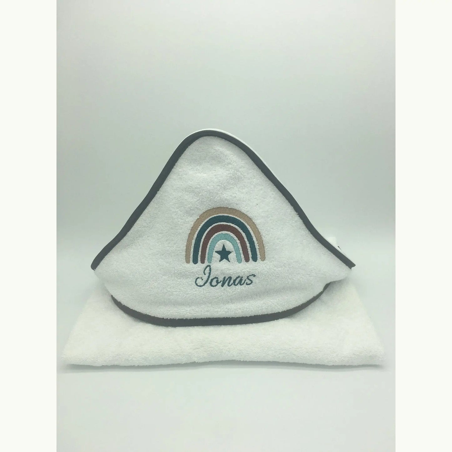 baby-kapuzenhandtuch-mit-namen-regenbogen-taufe-geschenk.jpg