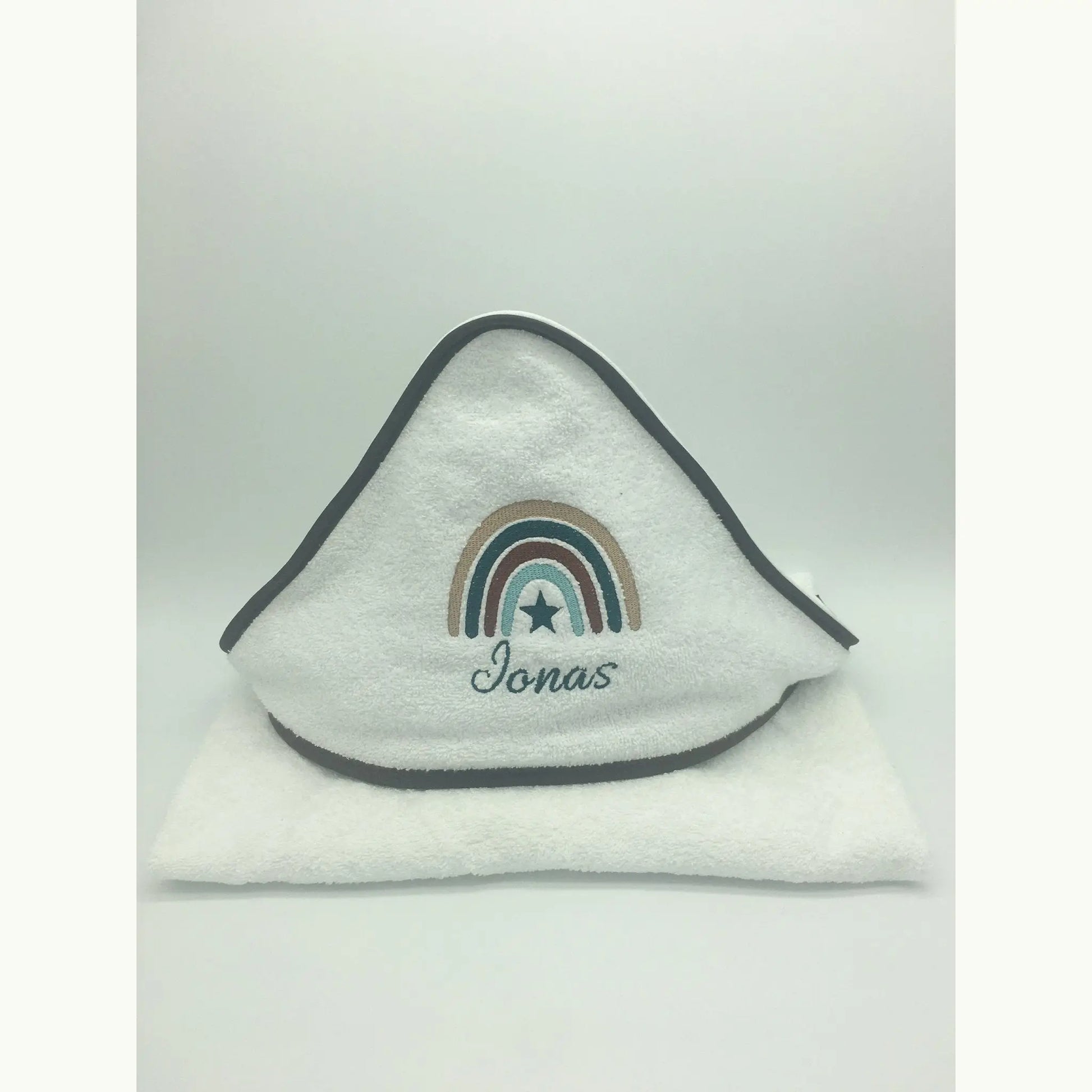 baby-kapuzenhandtuch-mit-namen-regenbogen-taufe-geschenk.jpg