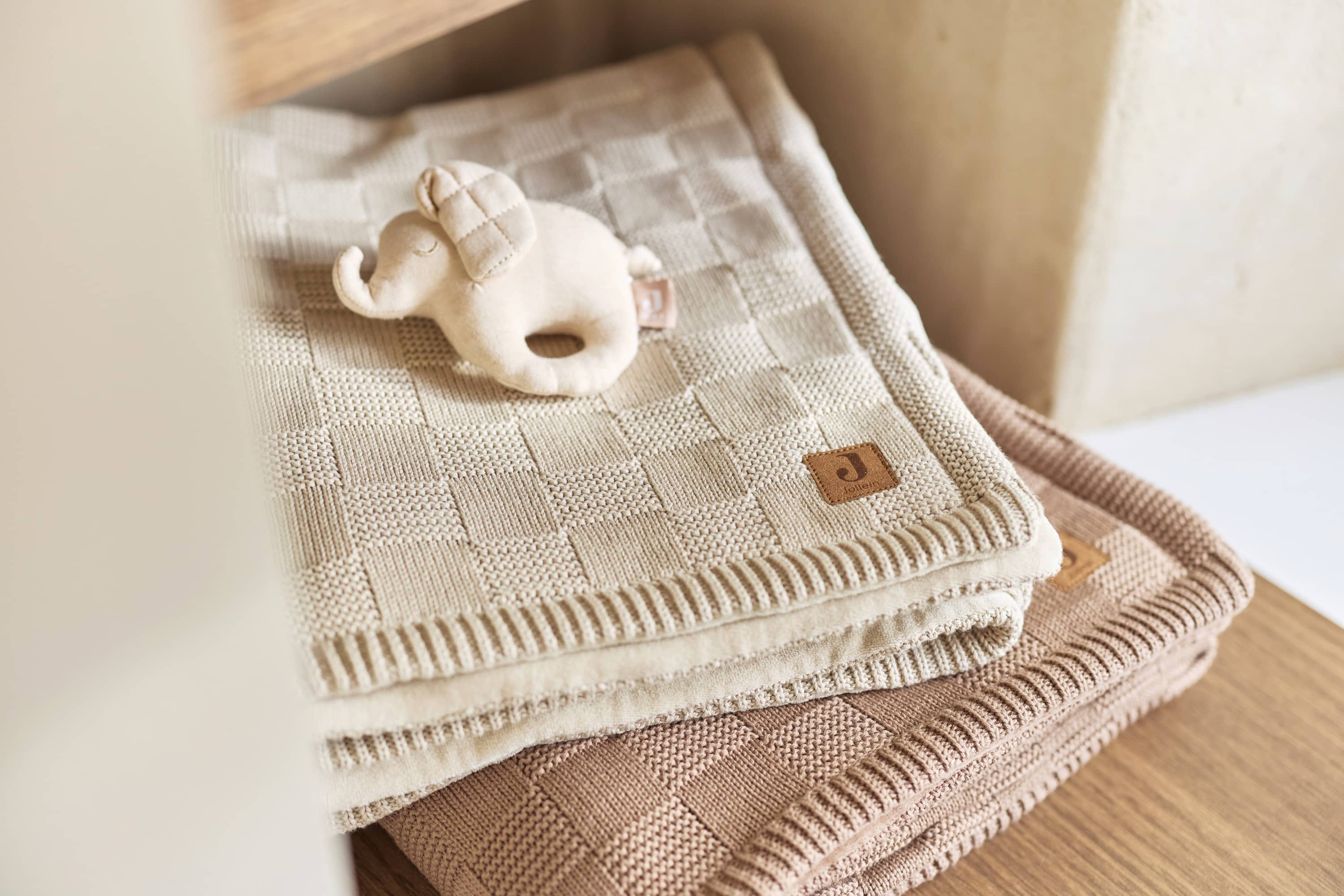 Babydecke & Rassel als Geschenkidee zur Geburt