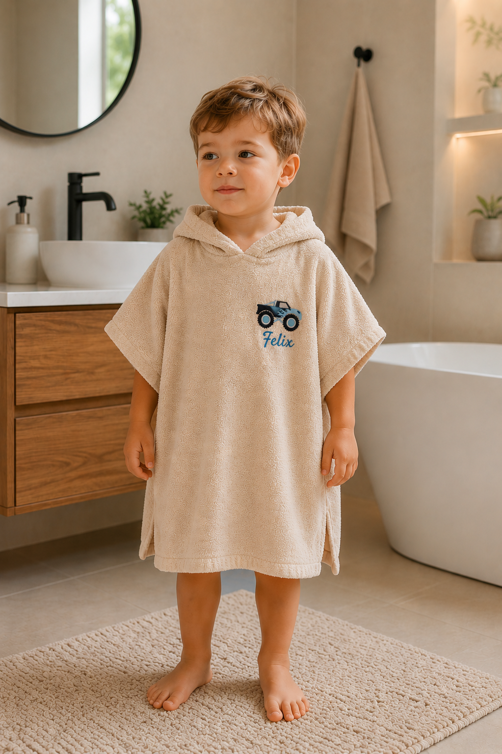 Junge im
Schwimmbad mit personalisierten Badeponcho 