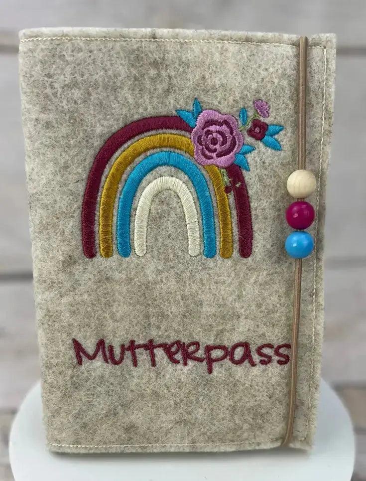 Mutterpasshülle Filz bestickt Regenbogen | Personalisiert mit Namen Mein Shop