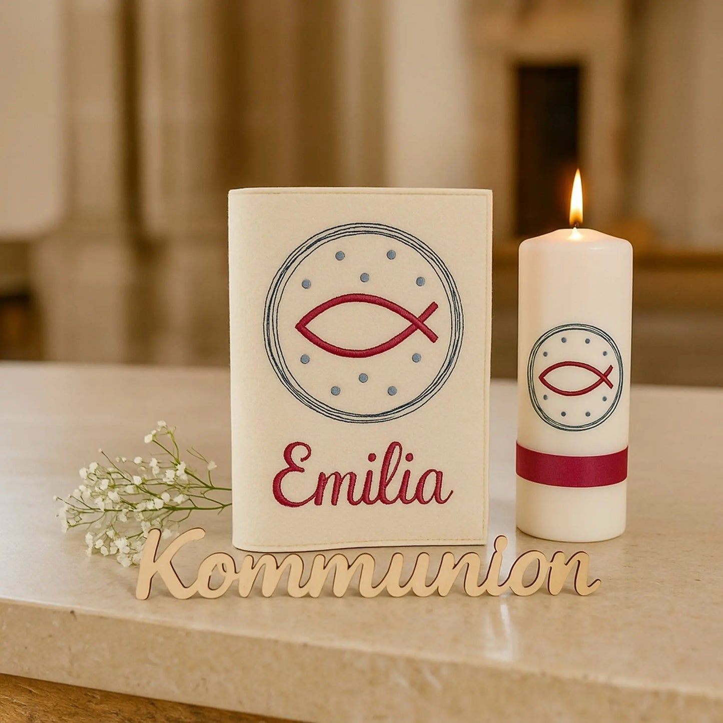 Gotteslobhülle aus beigen Filz mit passender Kommunionkerze und Deko