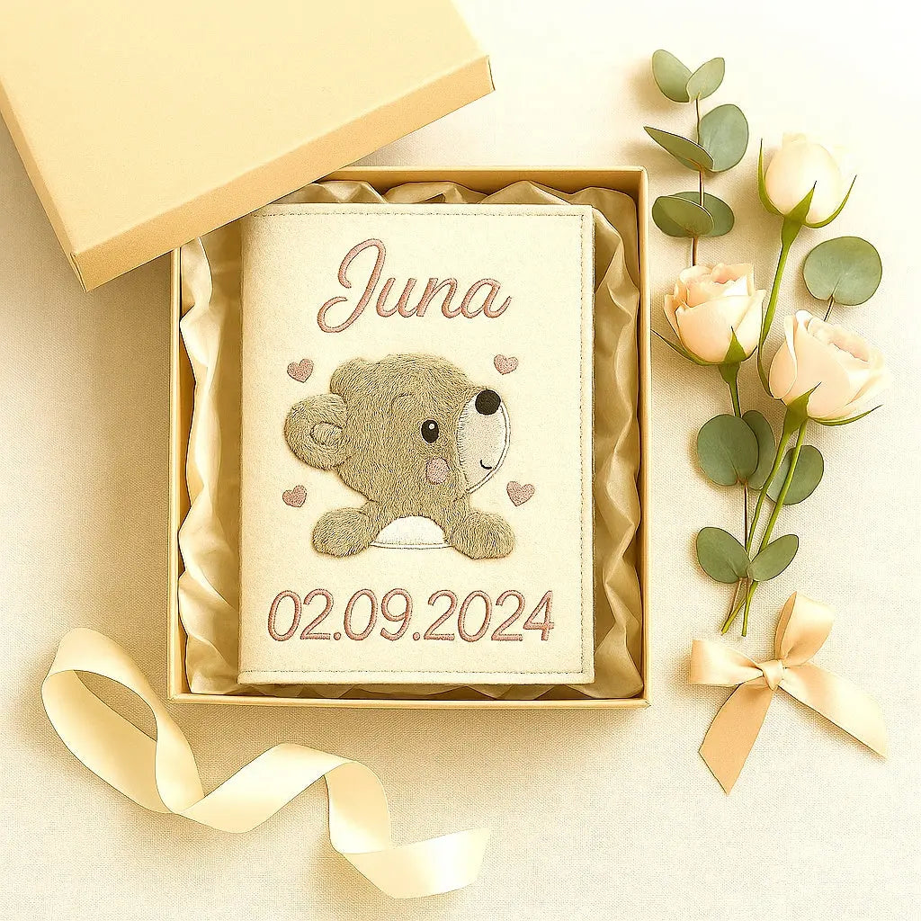Bestickte U-Hefthülle mit Bär personalisiert mit Name und Geburtsdatum