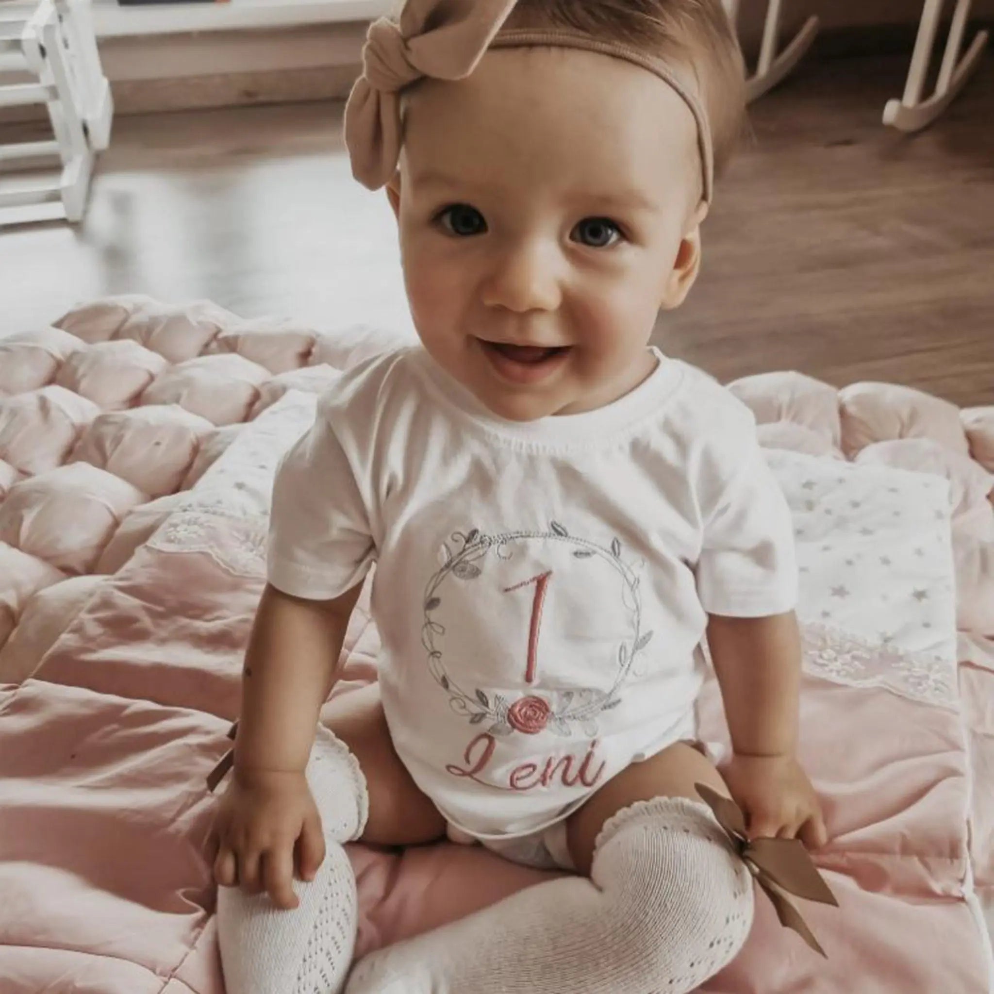 Personalisiertes Geburtstagsshirt Rose bestickt mit Zahl und Namen in altrosa