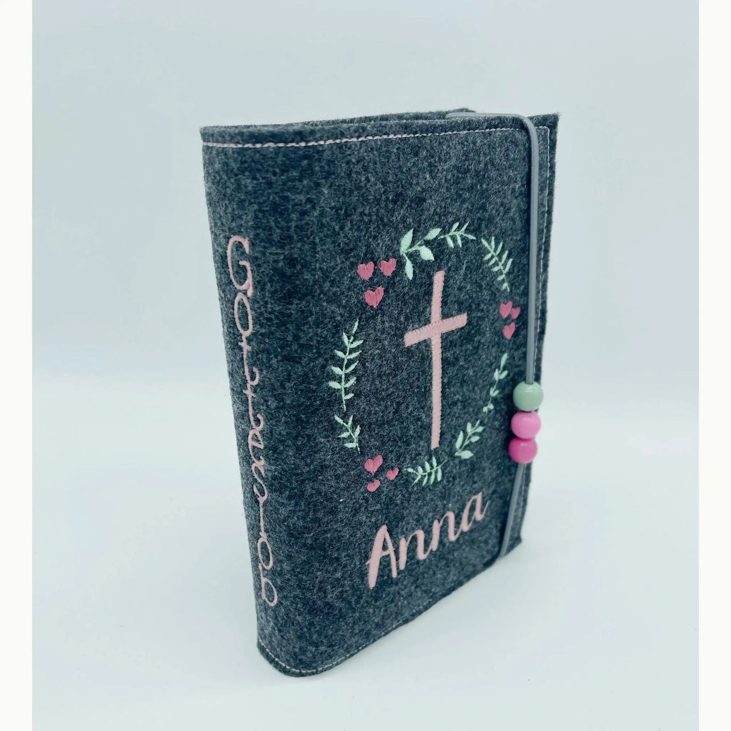 Gotteslobhülle Blumenkranz bestickt - dunkelgrauer Filz, Stickfarben altrosa/salbei - Seitenansicht