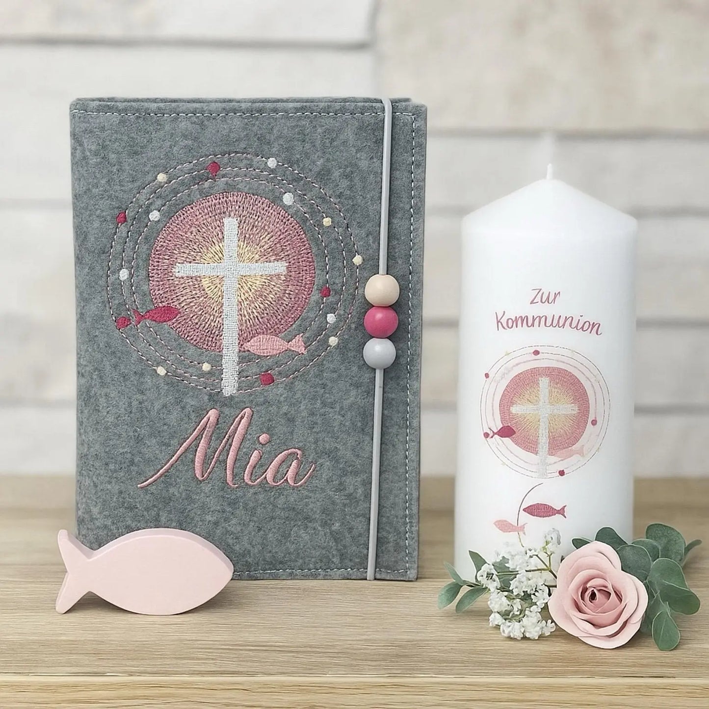 Gotteslobhülle aus Filz Kreuz mit Schrein mit Deko Kommunionkerze und Blume