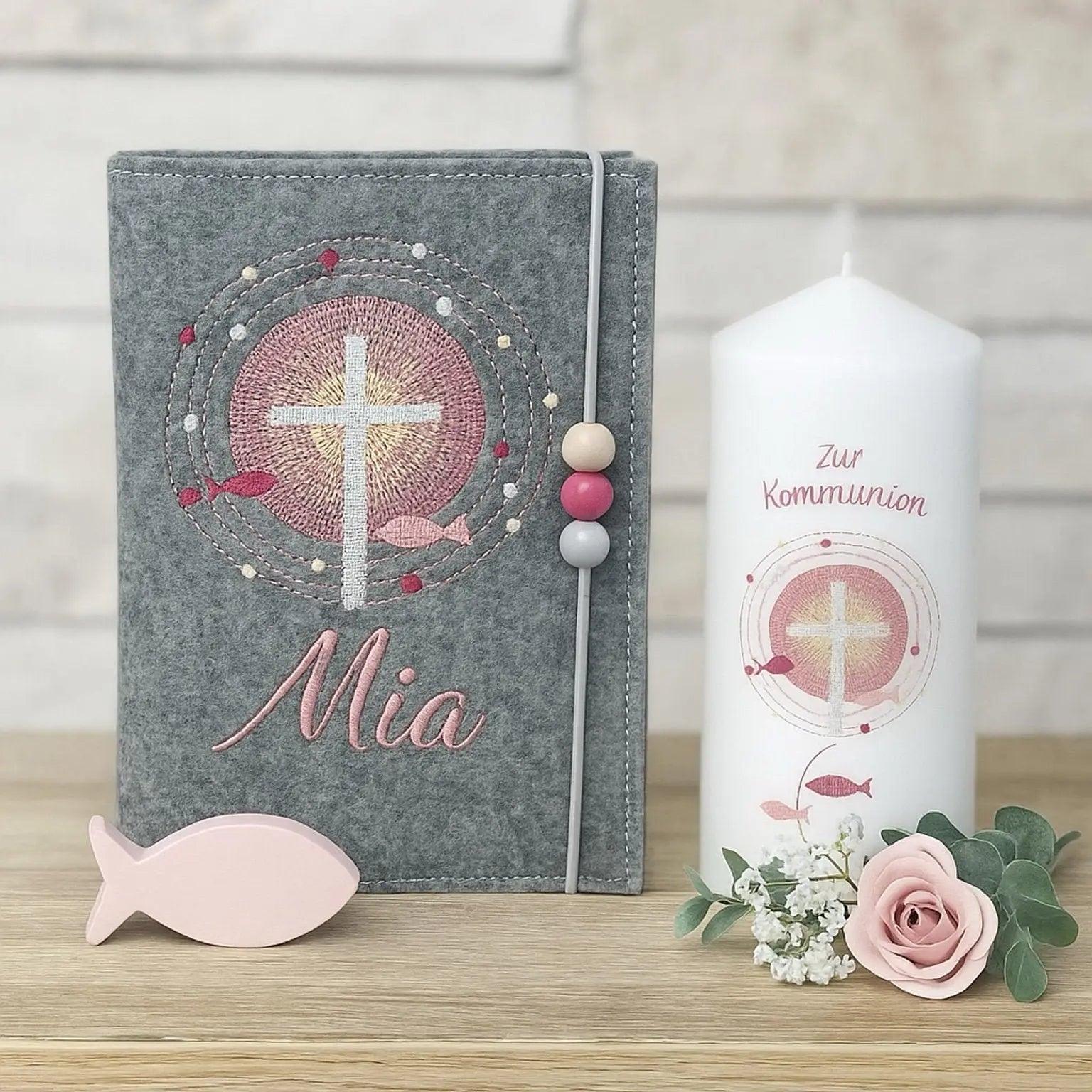 Gotteslobhülle aus Filz Kreuz mit Schrein mit Deko Kommunionkerze und Blume