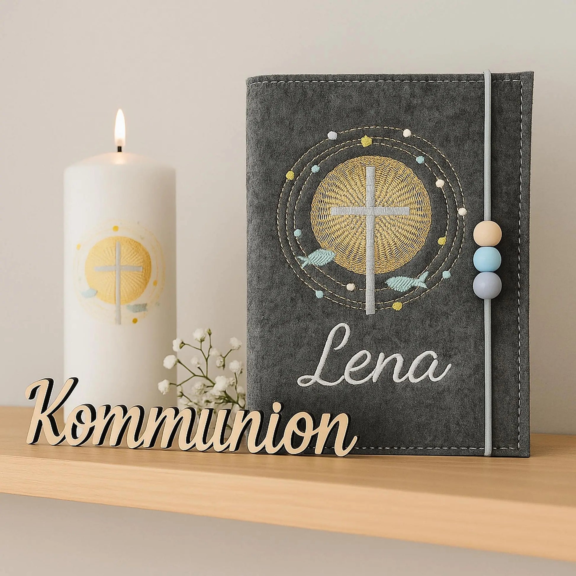 Gotteslobhülle Kreuz mit Schrein aus dunkelgrauen Filz, Stickfarbe gold-hellblau-grau, mit passender Kommunionkerze und Deko