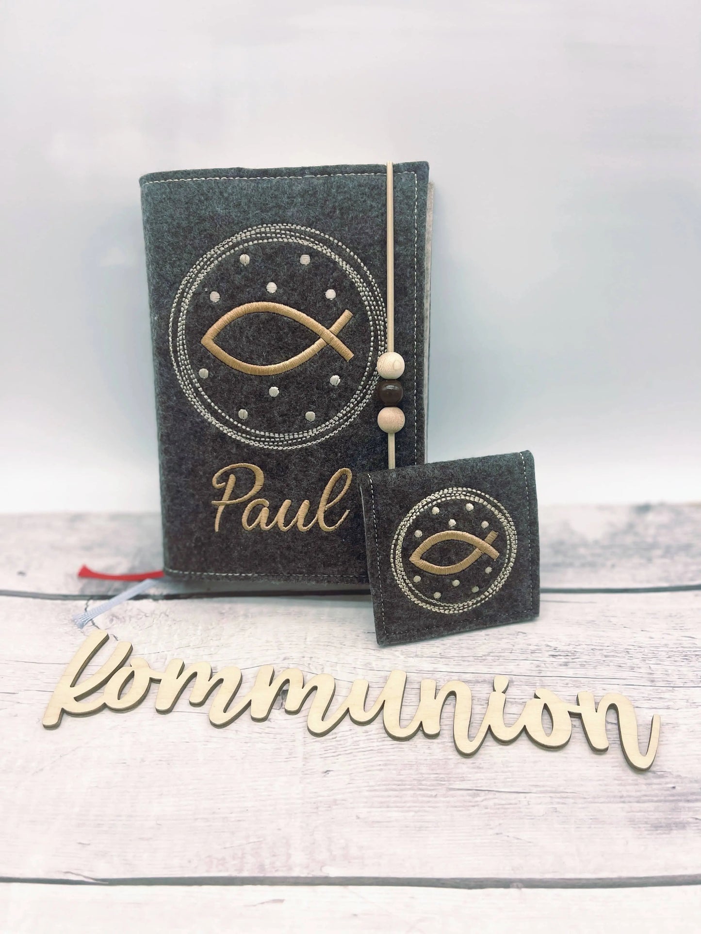 Gotteslobhülle Set mit Rosenkranztasche in dunkelgrau, Stickfarbe braun, Motiv Fisch