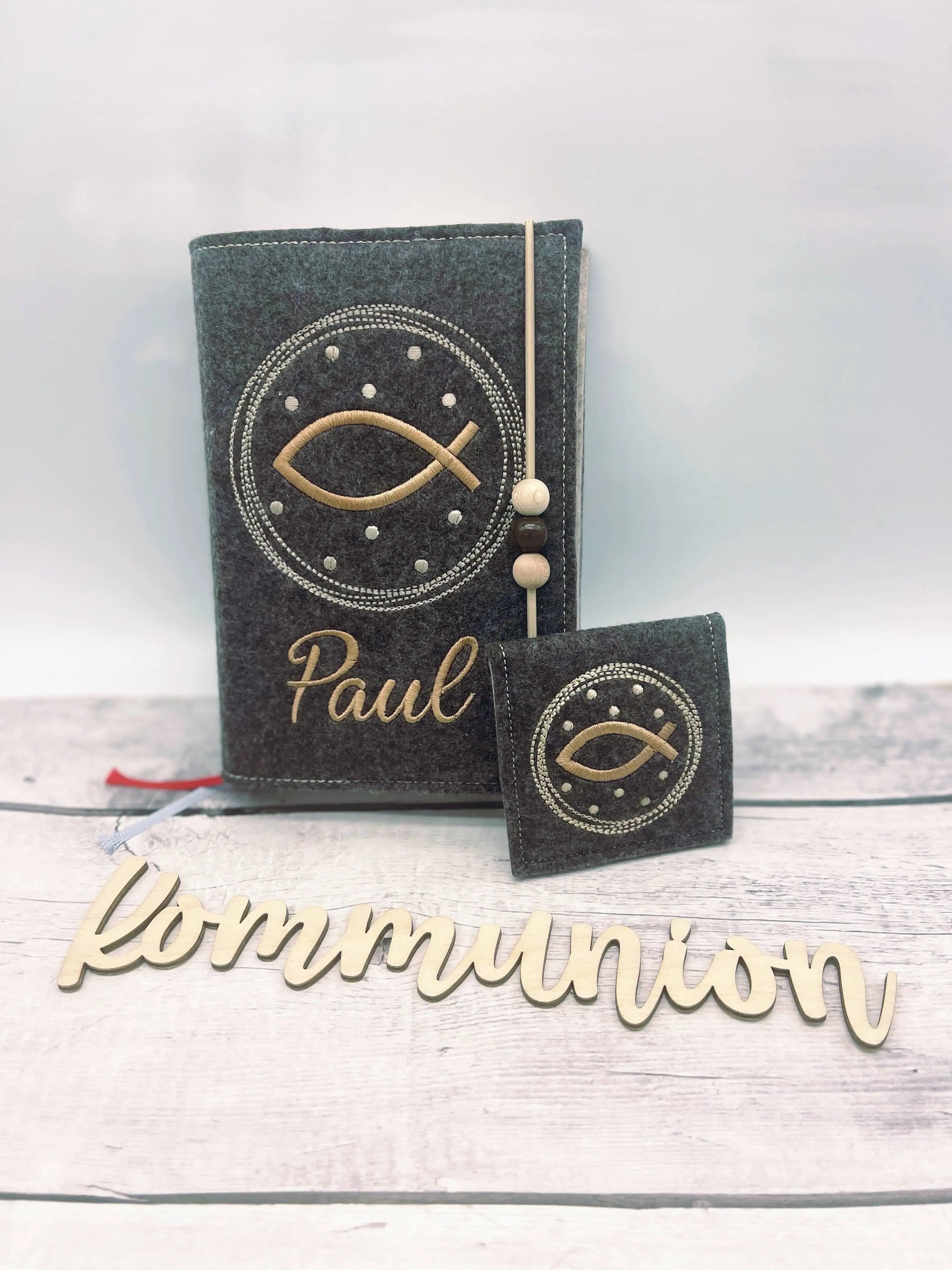 Gotteslobhülle Set mit Rosenkranztasche in dunkelgrau, Stickfarbe braun, Motiv Fisch