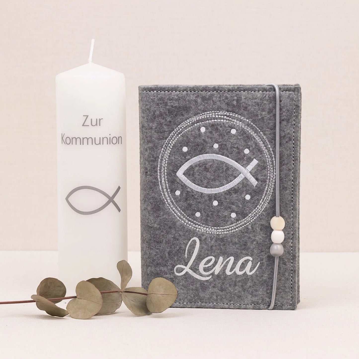 Gotteslobhülle aus Filz in Stickfarbe weiß mit passender Kommunionkerze