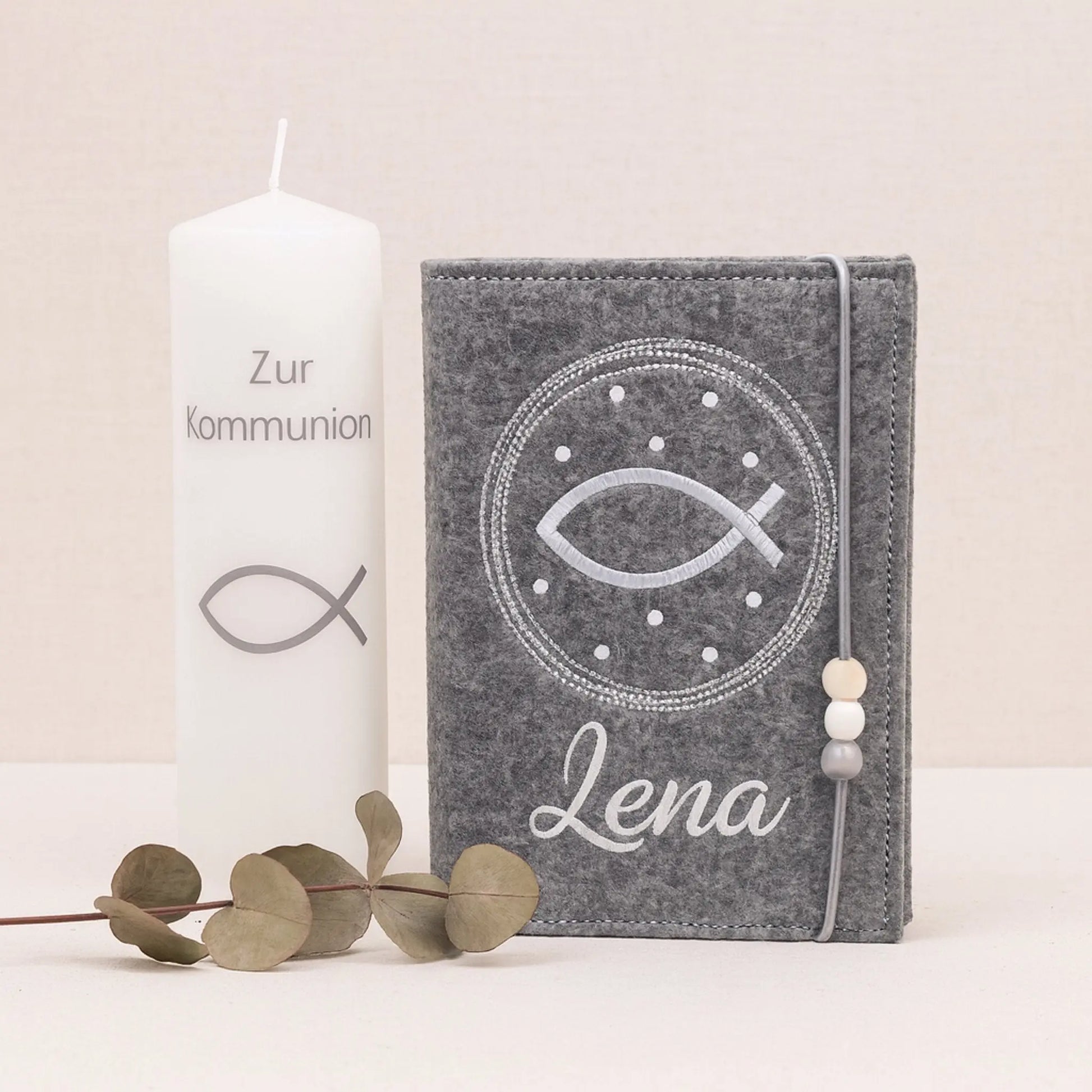 Gotteslobhülle aus Filz in Stickfarbe weiß mit passender Kommunionkerze