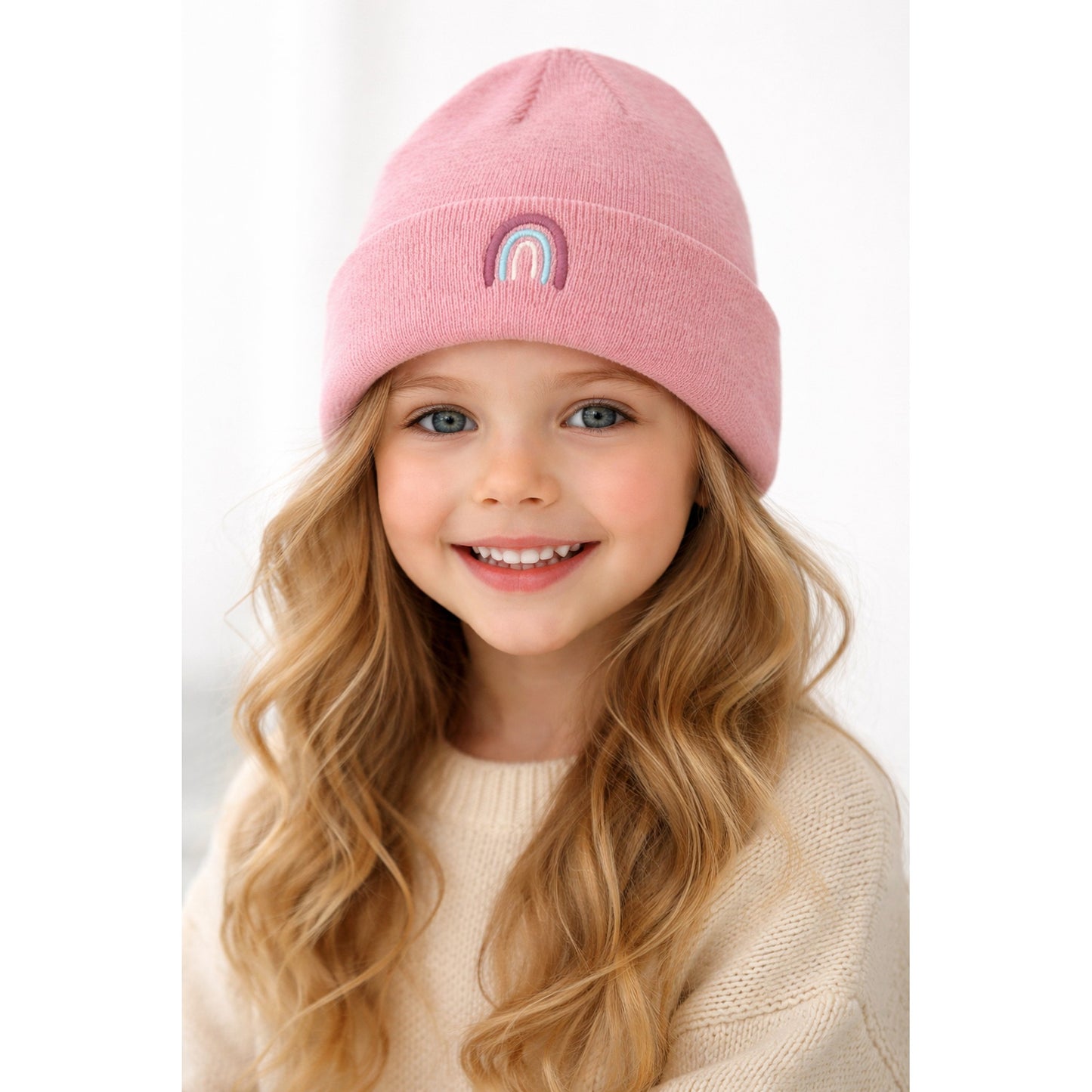 Beanie mit vielen Stickmotiven bestickt