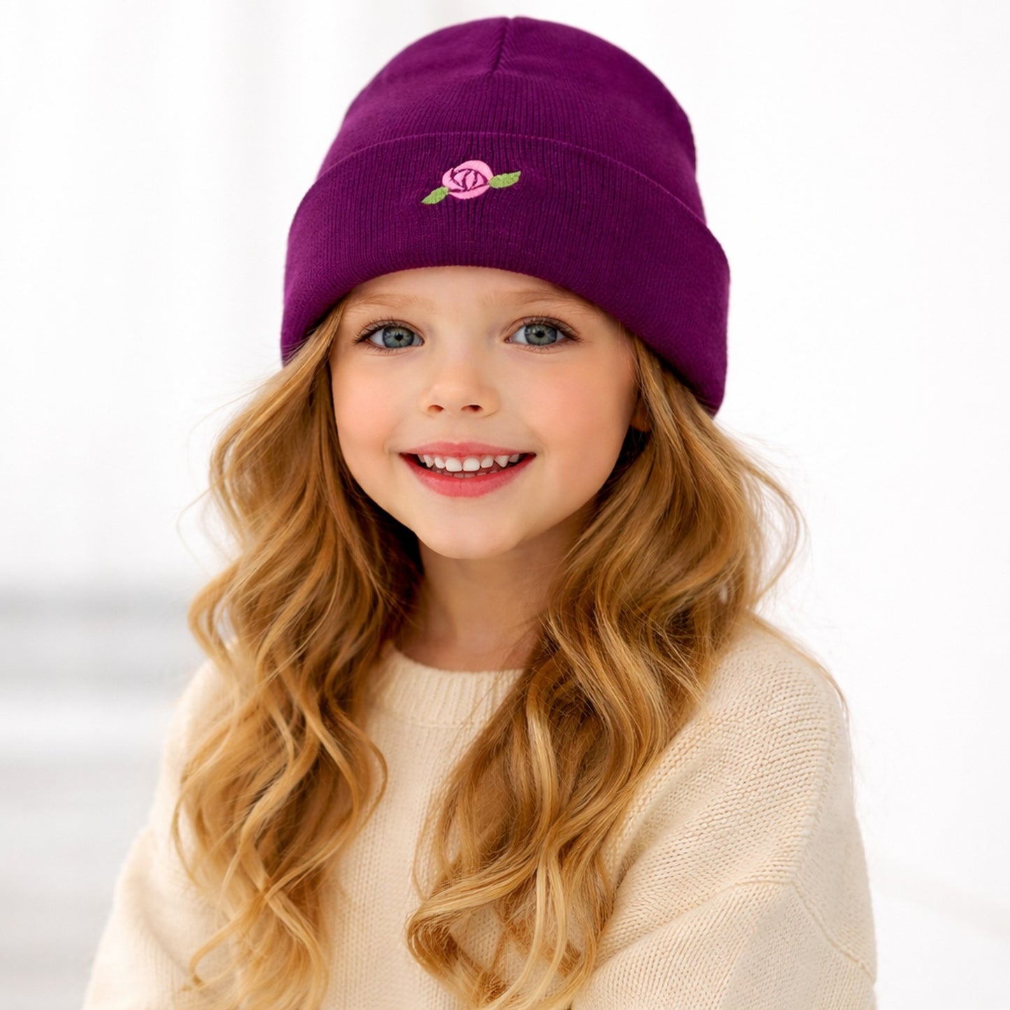 Beanie mit vielen Stickmotiven bestickt