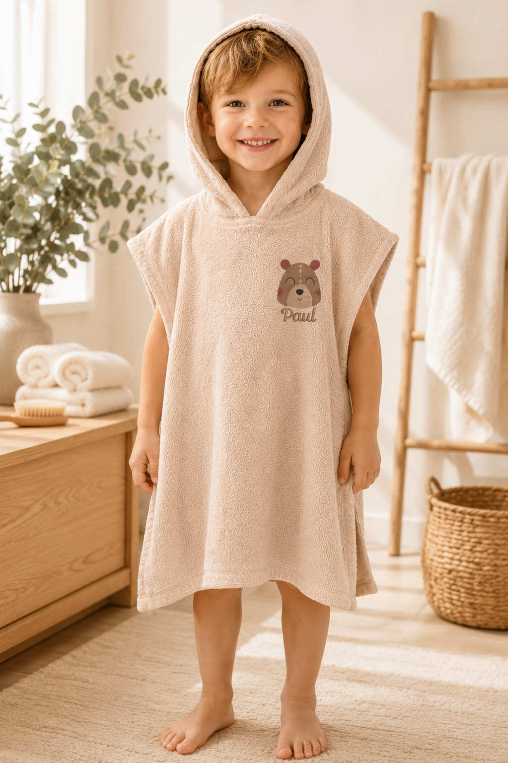 Junge mit Badeponcho bestickt mit Wunschname und Bär