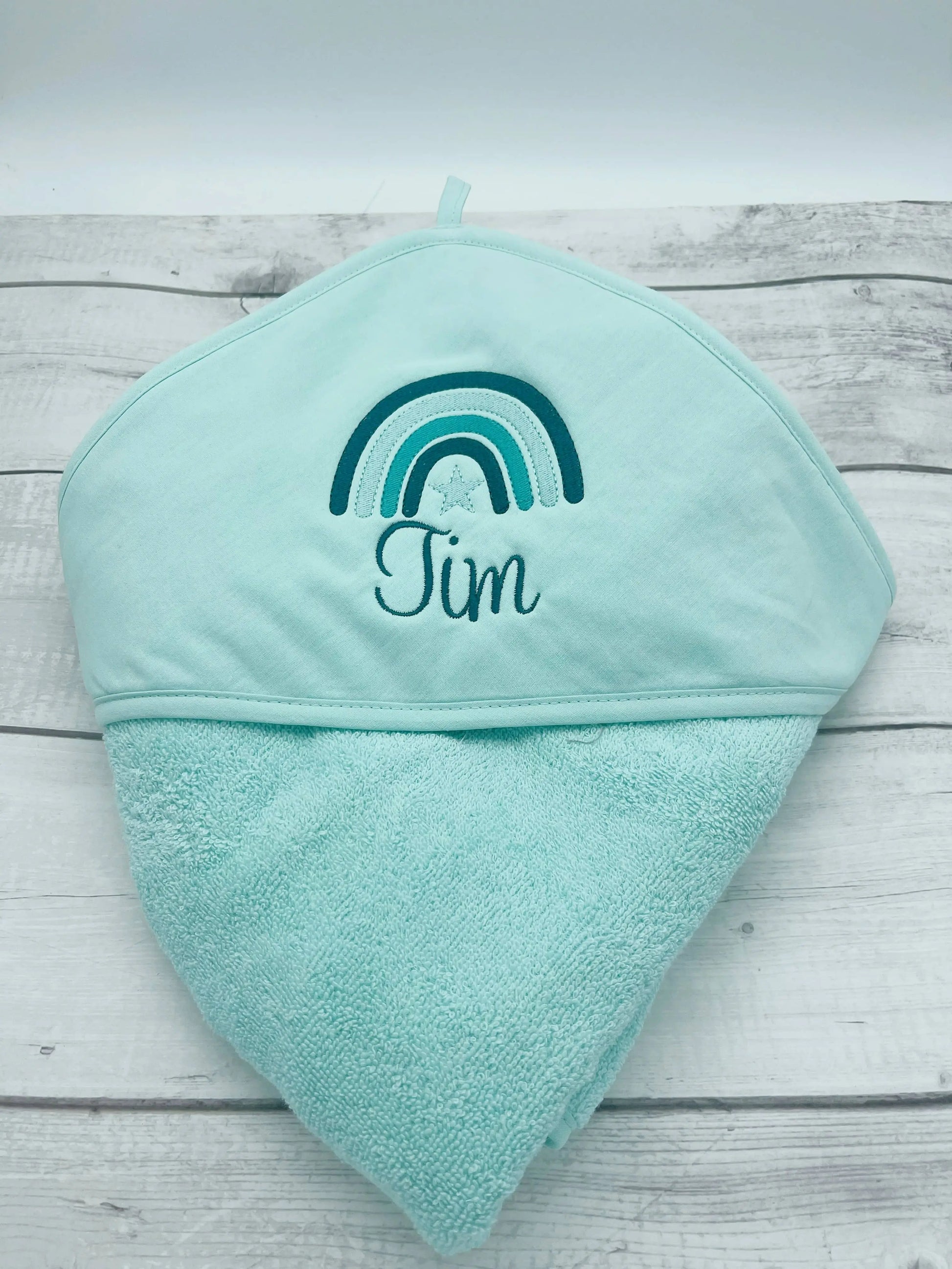 Personalisiertes Kapuzenbadetuch mit Regenbogen-Stickerei – ideales Geschenk zur Geburt oder Taufe.