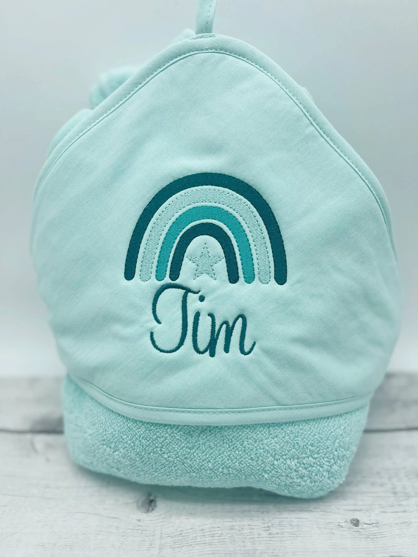 Besticktes Kapuzenbadetuch mit Regenbogenmotiv – handgefertigt und personalisiert.