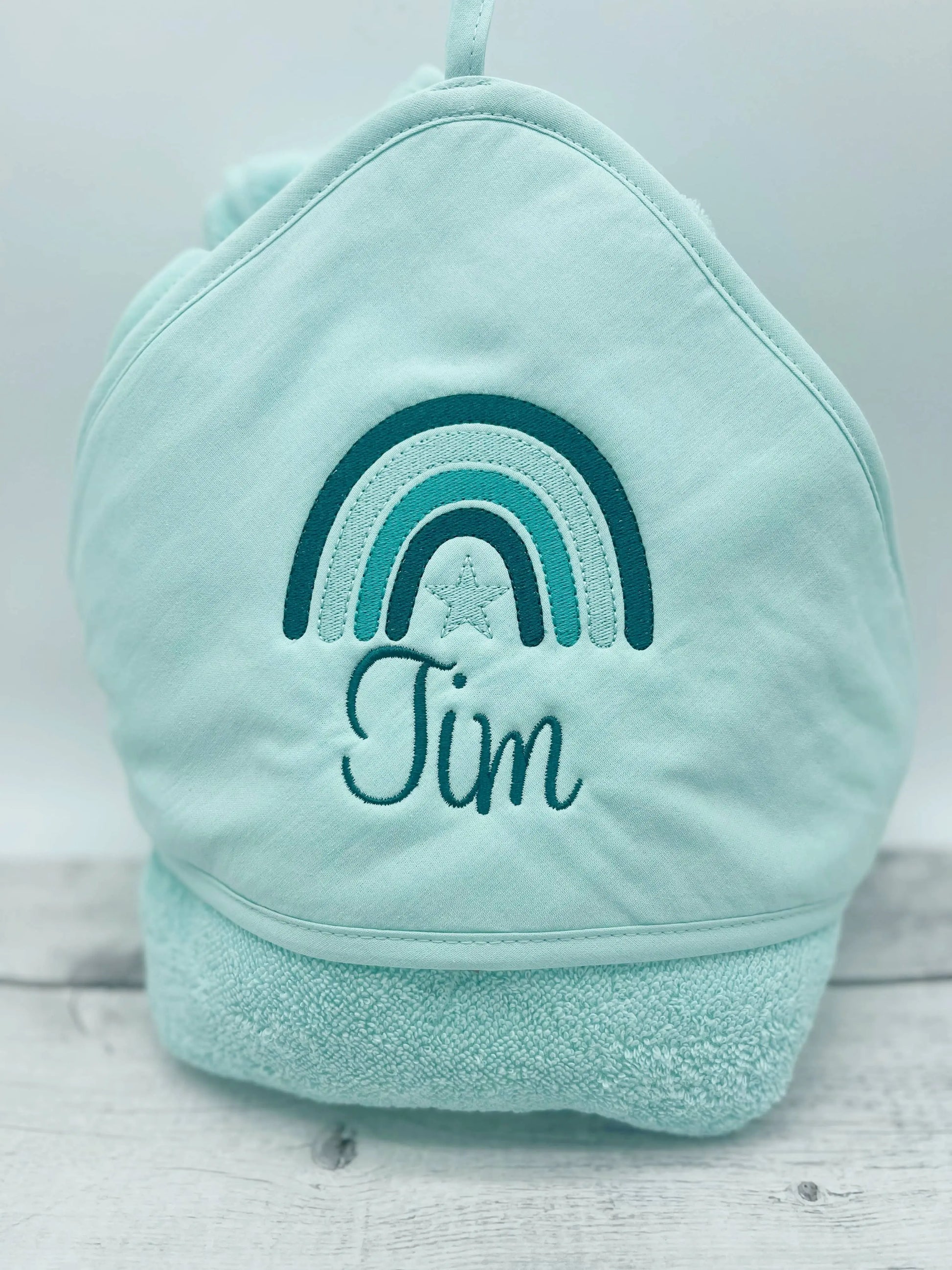 Besticktes Kapuzenbadetuch mit Regenbogenmotiv – handgefertigt und personalisiert.