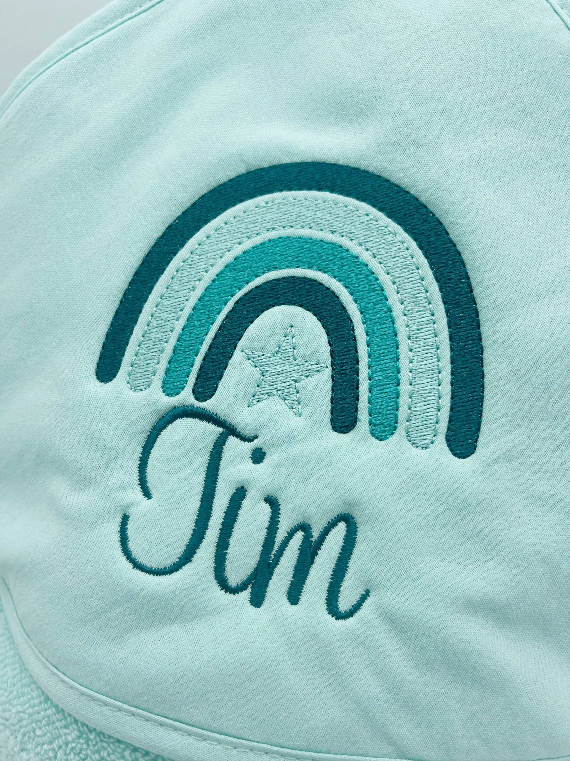 Weiches Frotteehandtuch mit Kapuze, perfekt für Babys nach dem Baden oder Schwimmen.