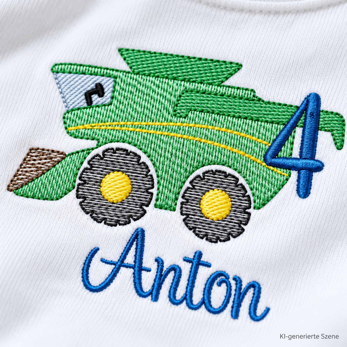 Detailaufnahme der Stickerei mit grünem Mähdrescher, blauer Zahl 4 und Name Anton