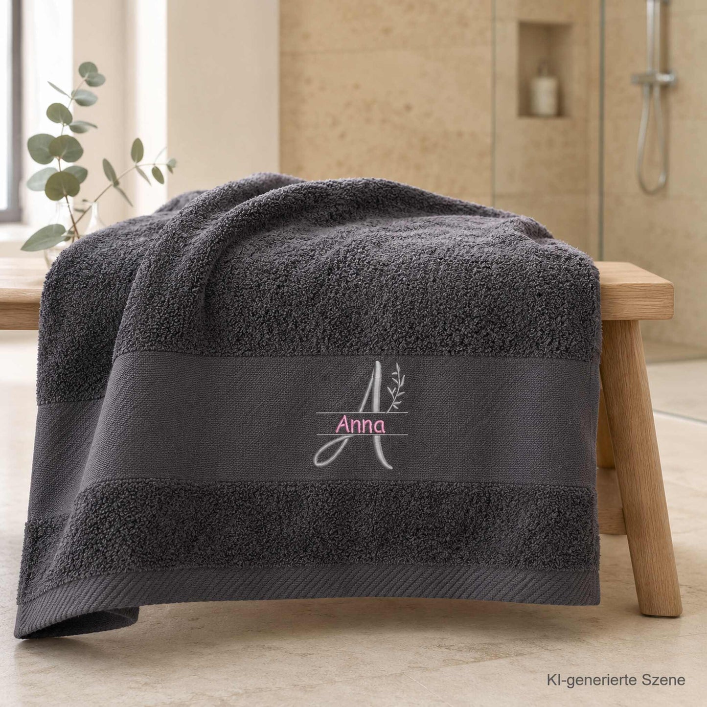 Personalisiertes Handtuch mit Namen und Monogramm in Anthrazit als hochwertiges Bad- und Wellnesshandtuch