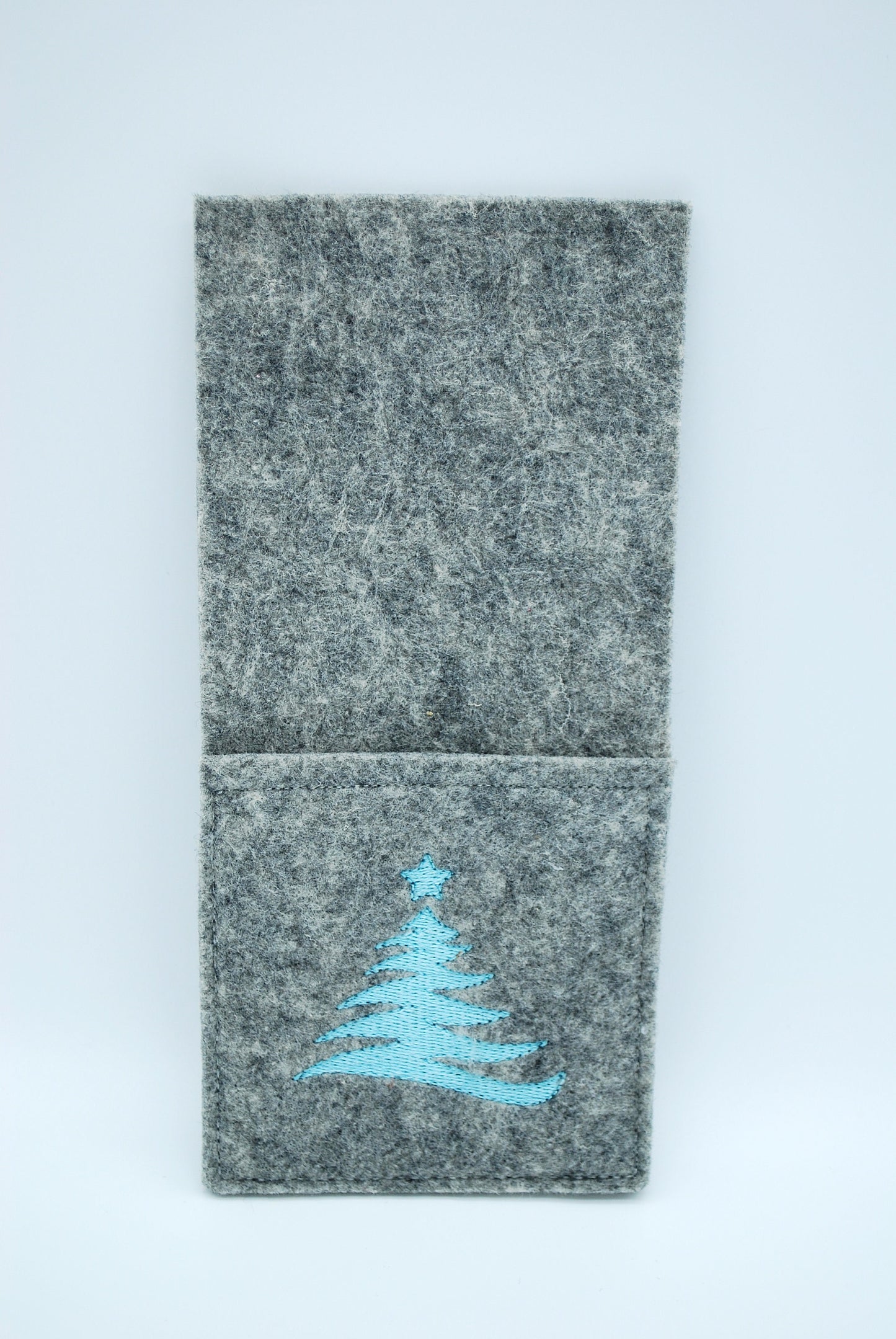 Detailansicht Bestecktasche mit weihnachtlicher Stickerei