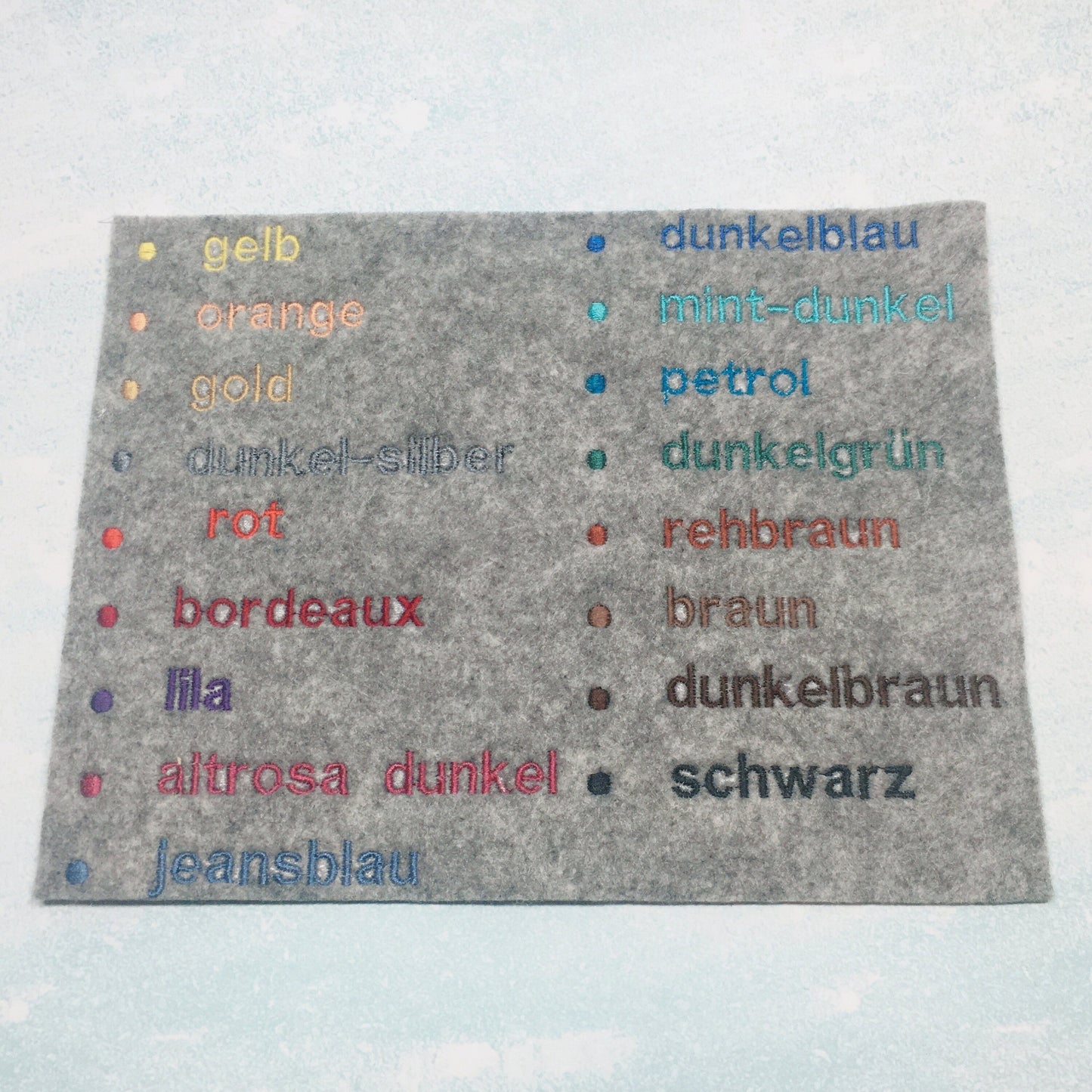 Stickfarben auf mittelgrauen Filz