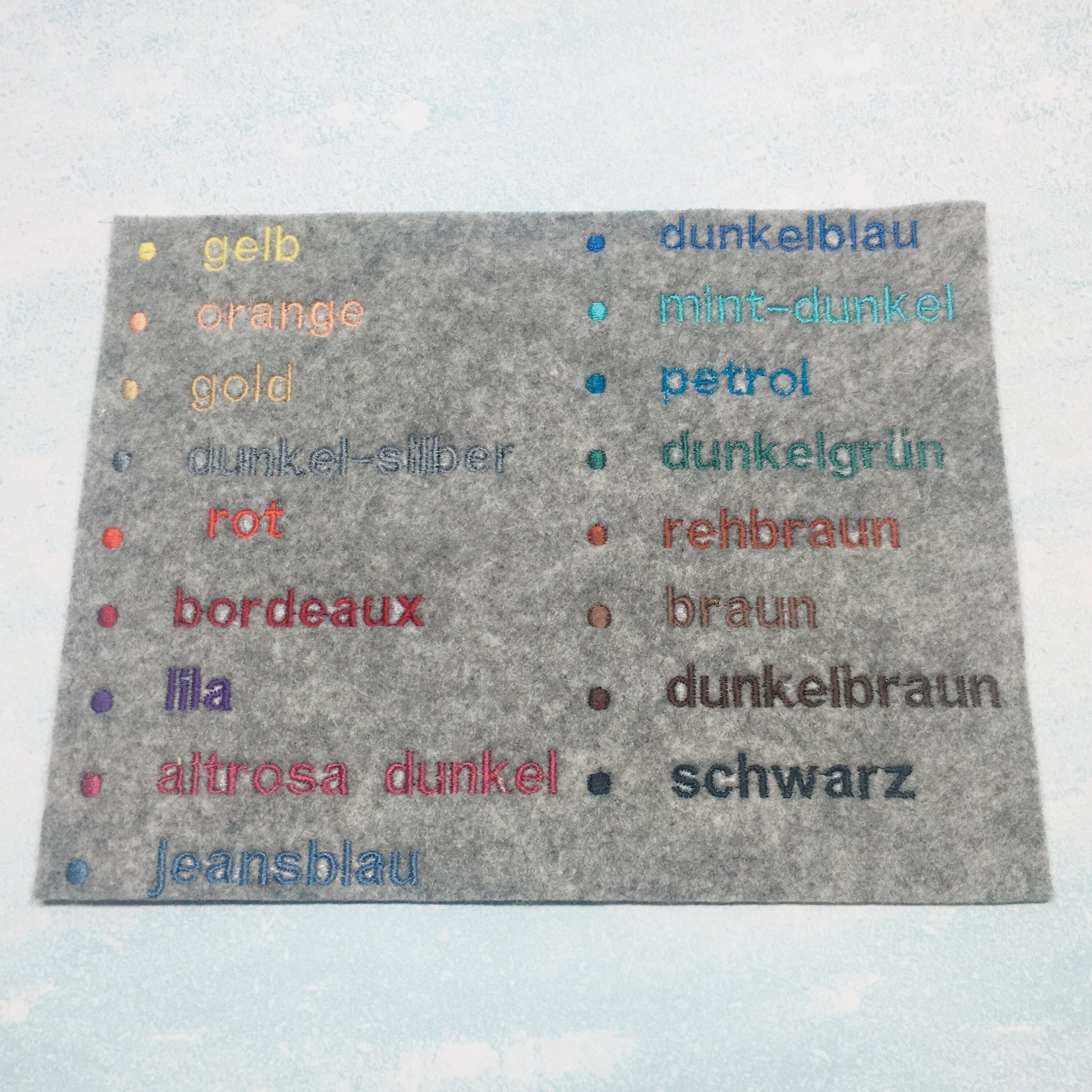 Stickfarben auf mittelgrauen Filz