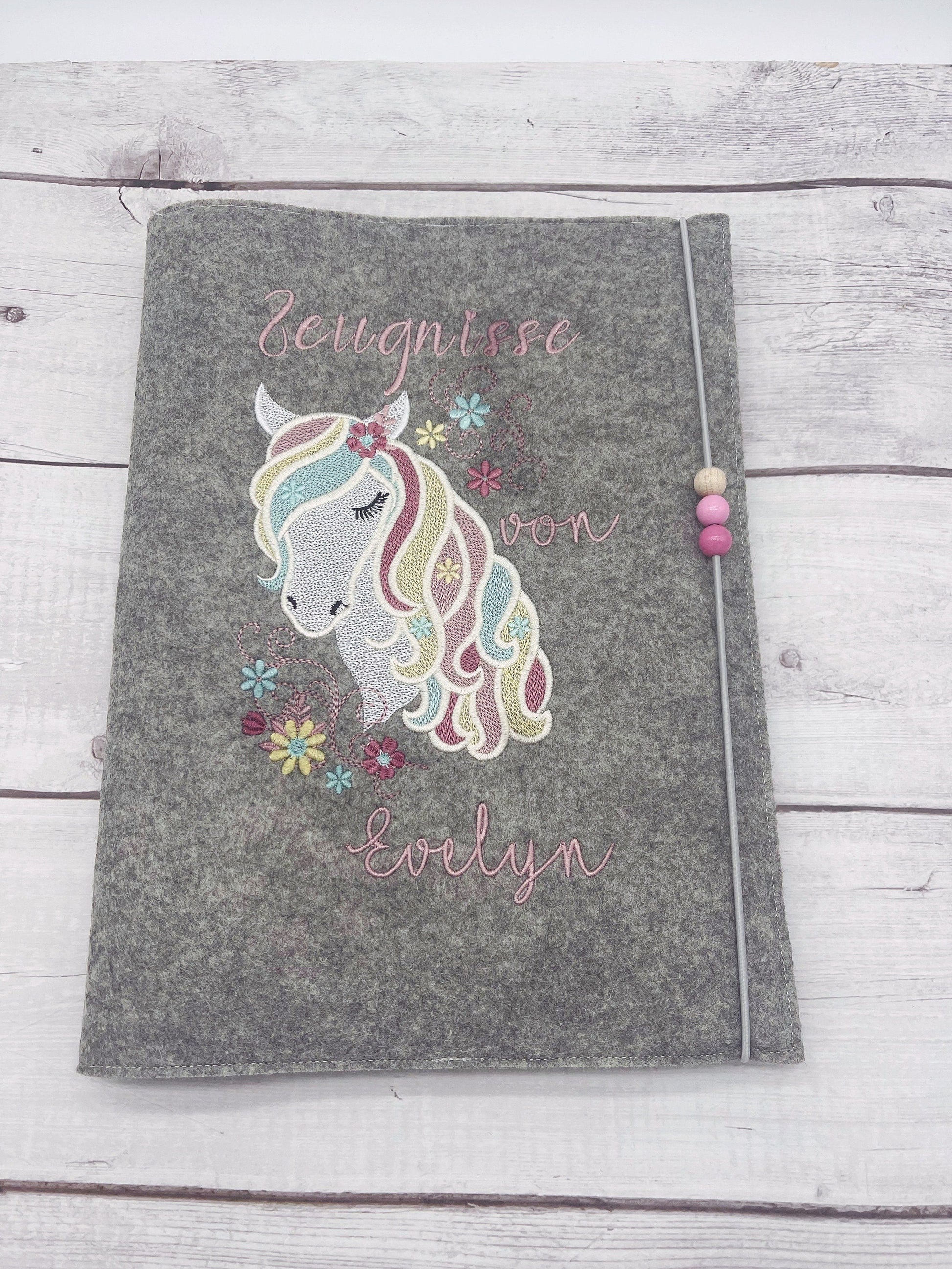 Zeugnishülle mit Pferd Filzeinband Geschenk Schulanfang personalisiert verschiedene Motive für Mädchen Erstklässler Froillein Winter