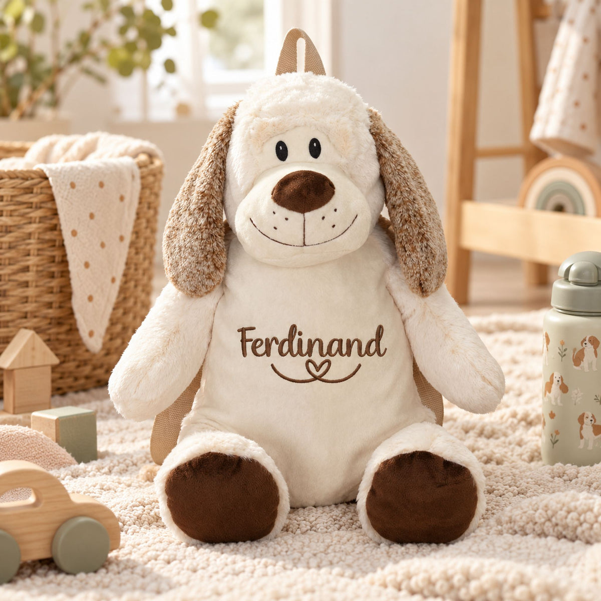 Personalisierter Kindergartenrucksack Hund mit Name Ferdinand und Herzlinie im hellen Kinderzimmer.