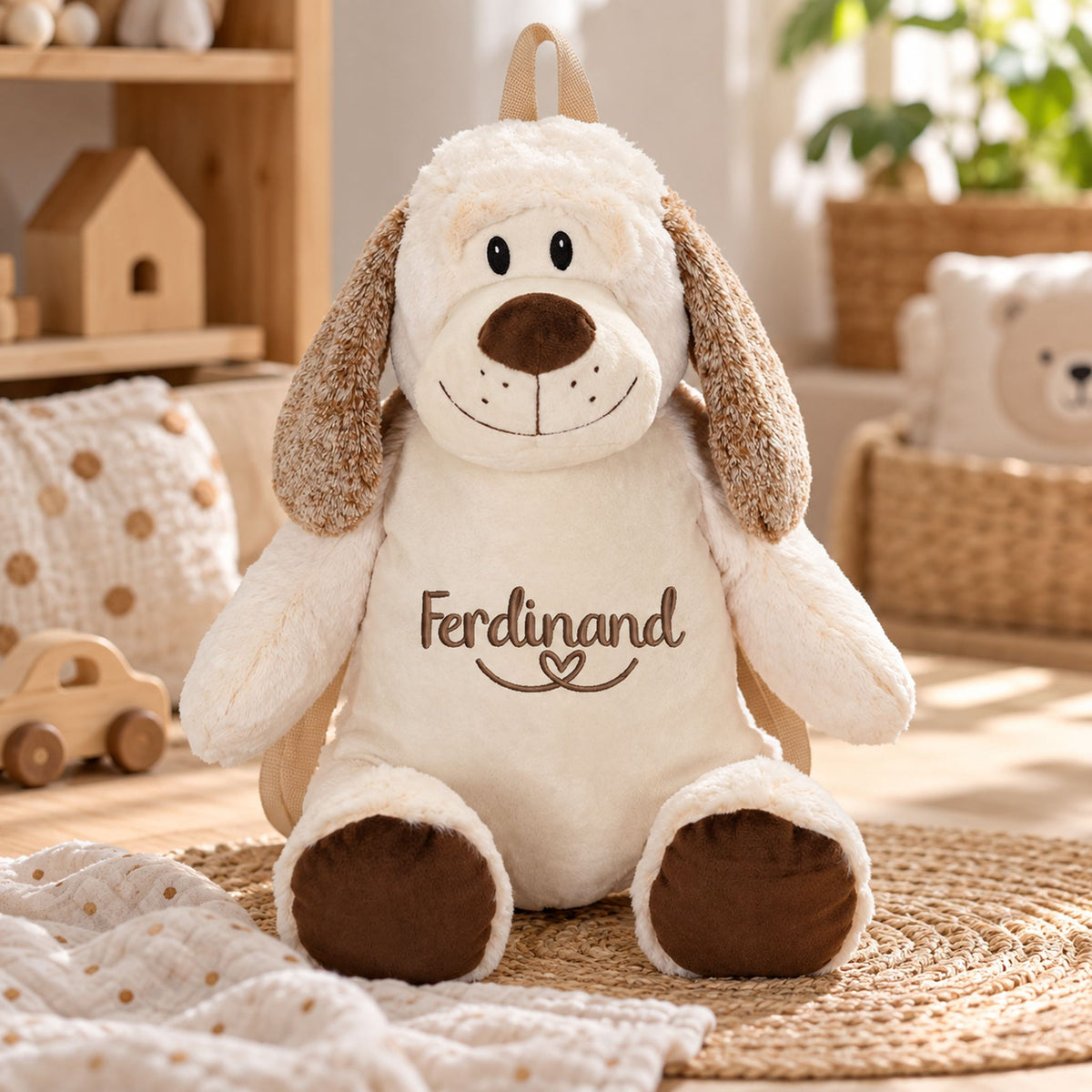 Personalisierter Plüschrucksack Hund mit Name Ferdinand in einem hellen Kinderzimmer mit Holzspielzeug.