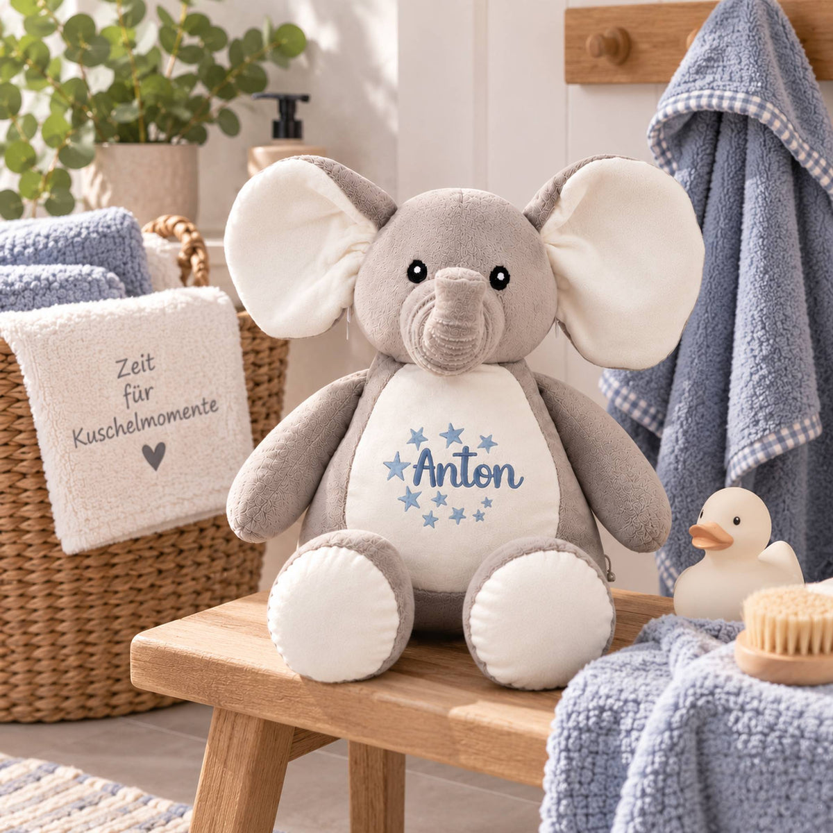 Bestickter Kuscheltier Elefant Anton mit Wunschname in gemütlicher Geschenk- und Kuschelszene