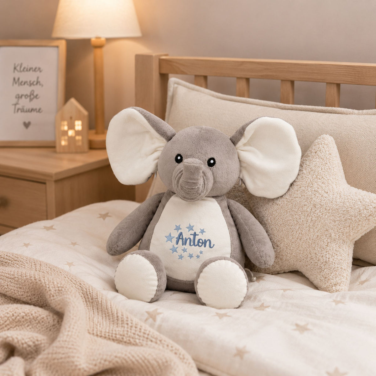 Personalisierter Kuscheltier Elefant mit Name Anton im Kinderbett als Geschenk für Kinder