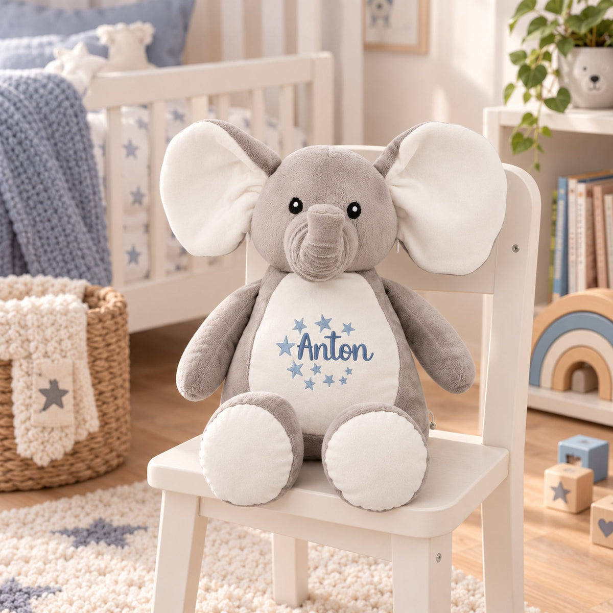 Bestickter Kuscheltier Elefant mit Wunschname Anton auf einem Kinderstuhl im Kinderzimmer
