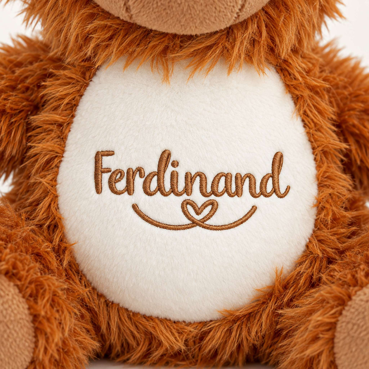 Detail der Stickerei Ferdinand mit Herzlinie auf dem Bauch der personalisierten Hochlandkuh