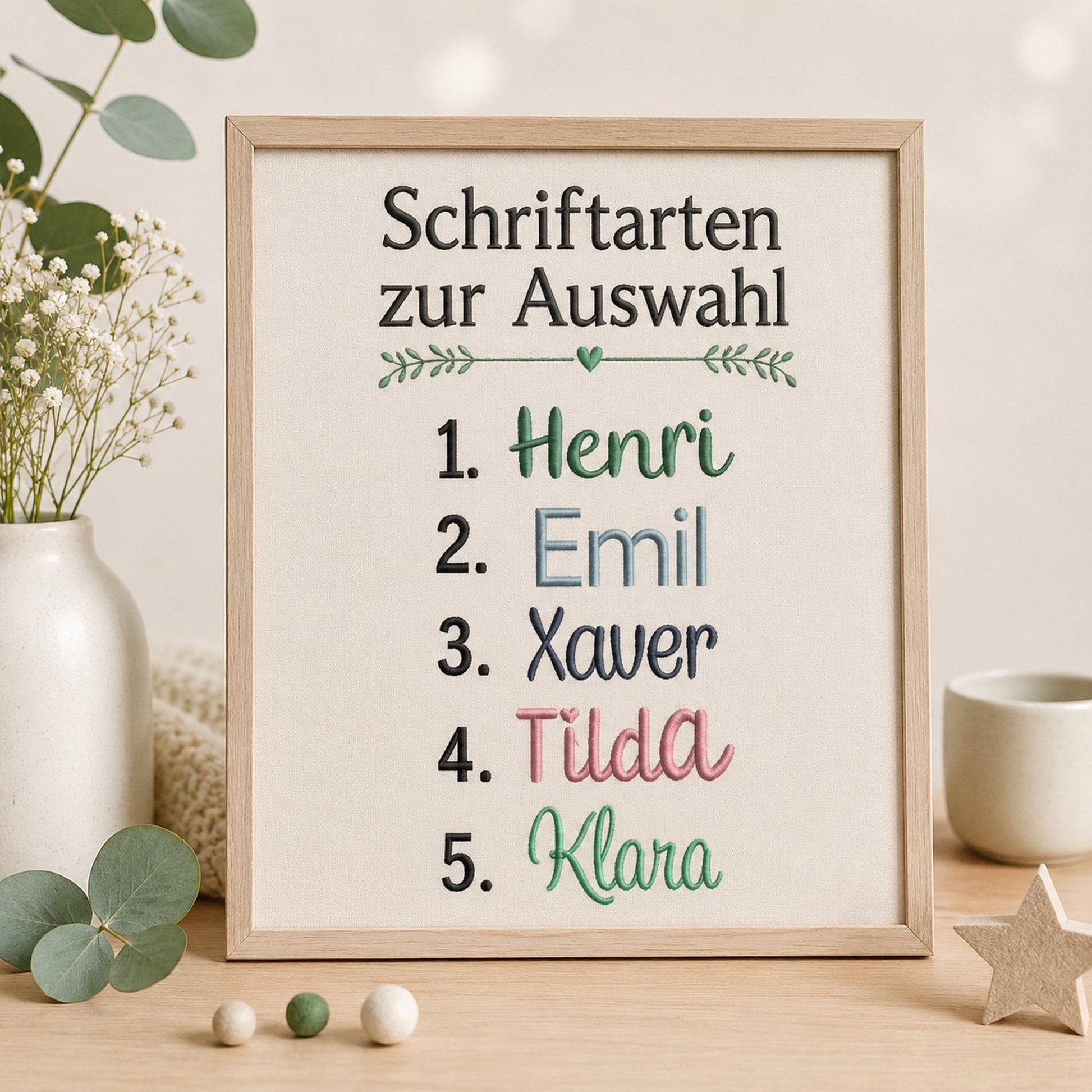 Auswahl verschiedener Schriftarten für die individuelle Bestickung der personalisierten Zeugnismappe aus Filz.
