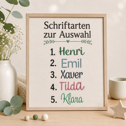 Auswahl verschiedener Schriftarten für die individuelle Bestickung der personalisierten Zeugnismappe aus Filz.