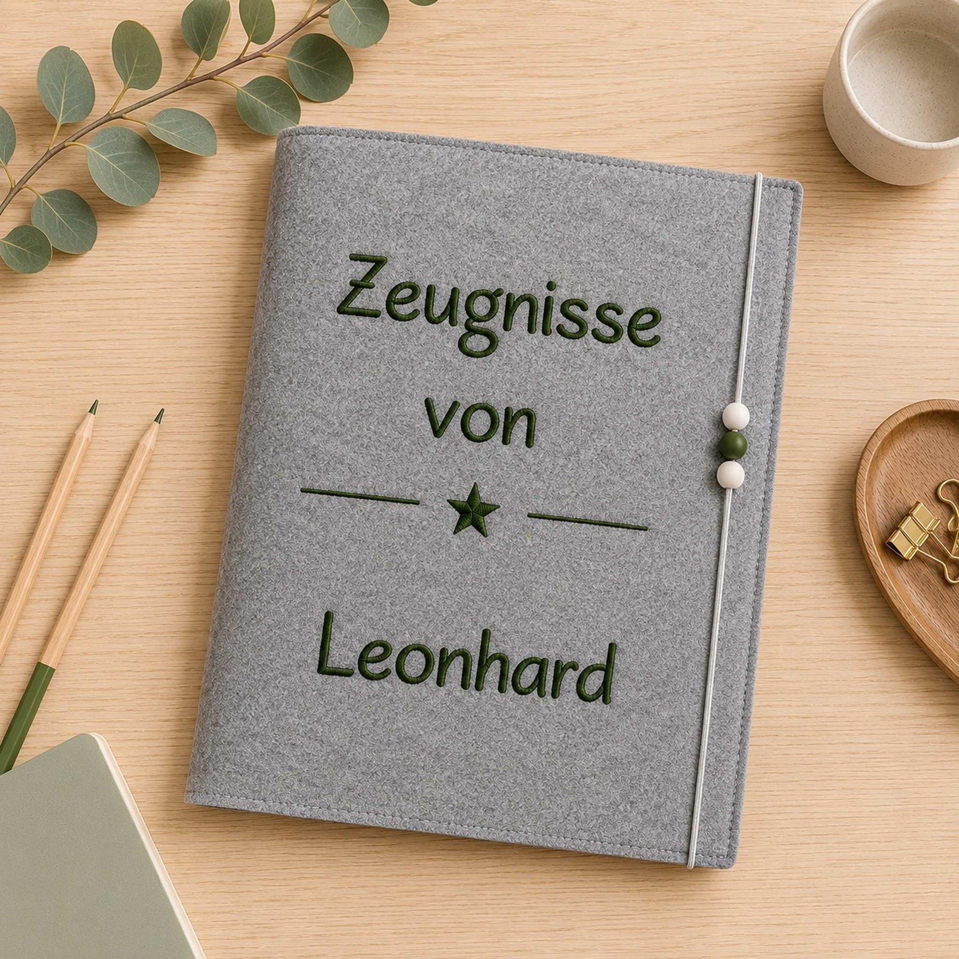 Personalisierte Zeugnismappe aus grauem Filz mit individueller Namensstickerei – ideales Geschenk zur Einschulung für Mädchen und Jungen.