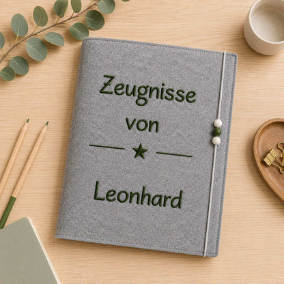 Personalisierte Zeugnismappe aus grauem Filz mit individueller Namensstickerei – ideales Geschenk zur Einschulung für Mädchen und Jungen.